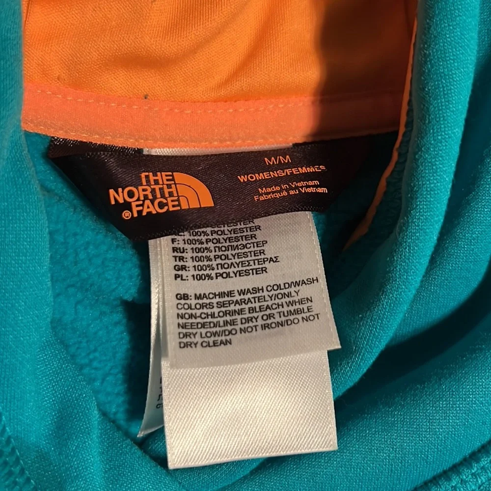 North face women’s medium polyester hooded sweatshirt barely worn - Picture 2 of 3